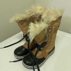 Sorel Tofino II Faux Fur Lined  Waterproof Boots Curry Elk Sz: 1 girls